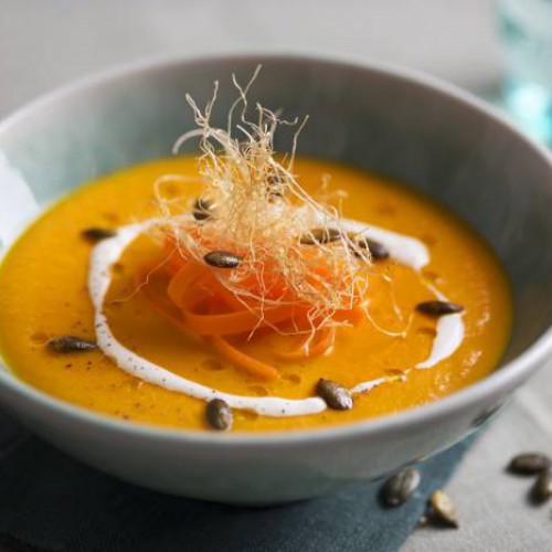 Crema de zanahoria con queso fresco y pipas de calabaza