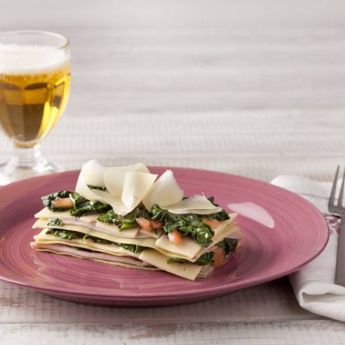 Lasaña ligera de espinacas con jamón, queso y tomate