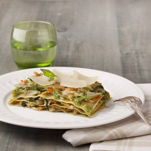 Lasaña fácil con espinacas, verduras y salsa pesto
