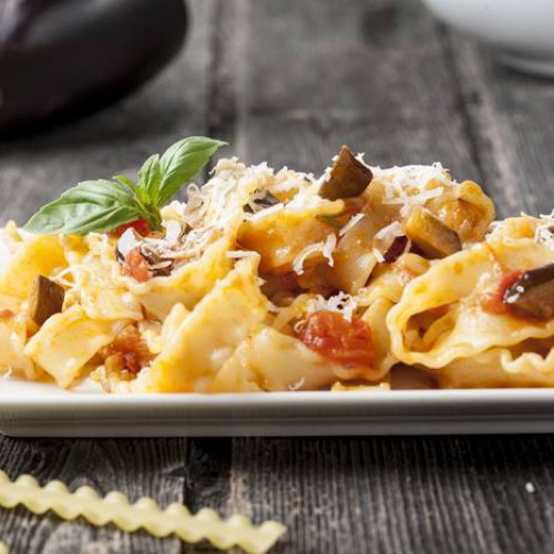 Pasta con tomate y berenjenas