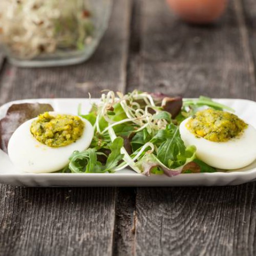 Huevos rellenos con pesto