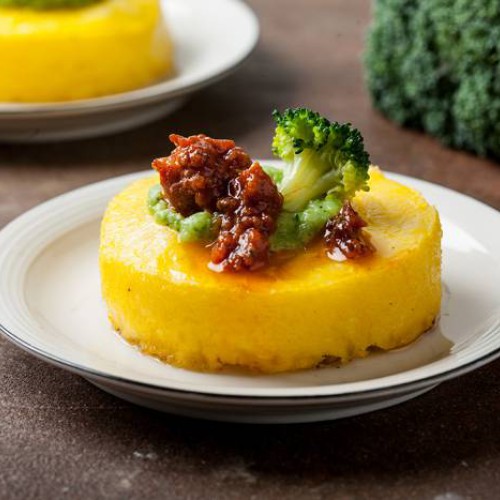 Polenta con brócoli y salchicha