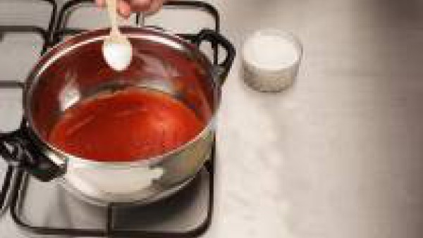 Cuece el Tomate Frito Gallina Blanca y sazona con Avecrem Caldo de Pollo