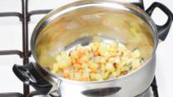 Primer paso sopa de verduras y huevo duro