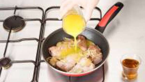 Agrega el zumo de naranja donde habremos diluido el sobre de Pimienta Verde Gallina Blanca
