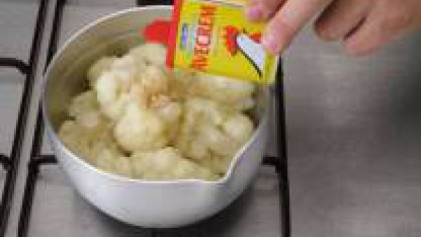 Hierve la coliflor al dente, sazonada con las pastillas de Avecrem Caldo de Pollo desmenuzadas.  Pon en un recipiente de vidrio el aceite, la cebolla y el ajo picado e introducirlo en el microondas du
