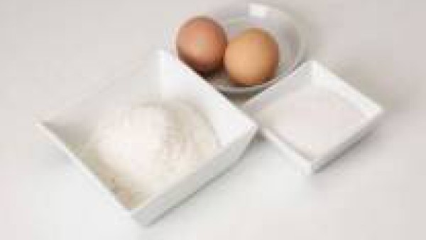 Une bien los tres ingredientes. Deja que el coco se hidrate y espese un poco la masa.