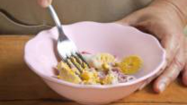 Abre los huevos duros a lo largo y retira las yemas. Mezcla las yemas con 2 cucharadas de bechamel y trabaja hasta formar una pasta espesa. Cubre los huevos con esta masa y déjalos enfriar.