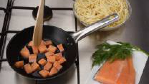 Hierve los espaguetis con media pastilla de Avecrem 100% Natrual Pescado y Marisco.