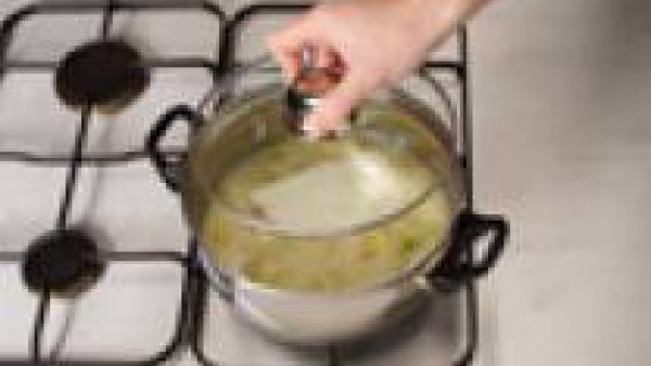 Cierra la olla súper rápida y dejar cocer durante 2 minutos con la pesa arriba. Deja enfriar para abrir y servir.
