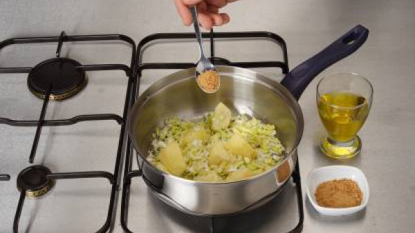 En una cazuela, estofa los puerros y las manzanas, sazonándolas también con el Avecrem y añade el vino blanco.