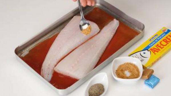 Pinta una fuente de horno con Tomate Frito Gallina Blanca. Coloca los filetes de merluza previamente sazonados con una pastilla de Avecrem desmenuzada y un poco de pimienta.
