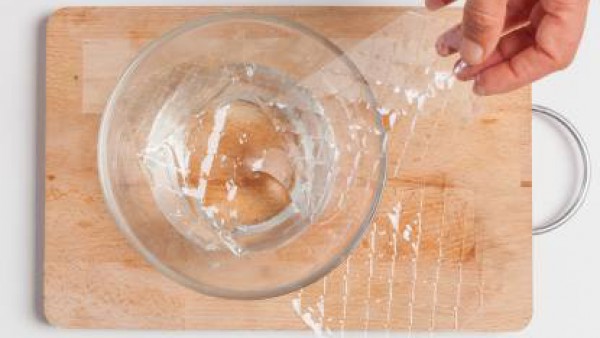 Remoja la gelatina en agua fría. Pica el salmón y ponlo en la batidora junto con el bonito, la nata, la cebolla frita y la gelatina (previamente remojada) y diluida en un poco de agua caliente. Tritur