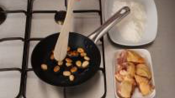 En una sartén con aceite, dora ligeramente las almendras y reserva. Enharina los trozos de pollo previamente sazonados con Avecrem. Sofríe y reserva.