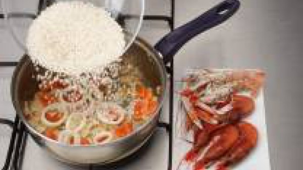 Agrega el arroz, remueve unos minutos y pon todo el pescado y el marisco y deja cocer.