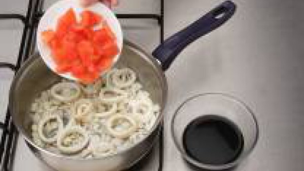 Primero limpia bien los calamares y diluye la tinta en una tacita con un poco de agua y sal. Saltea los calamares troceados en una cazuela con un poco de aceite durante unos minutos. Añade la cebollet