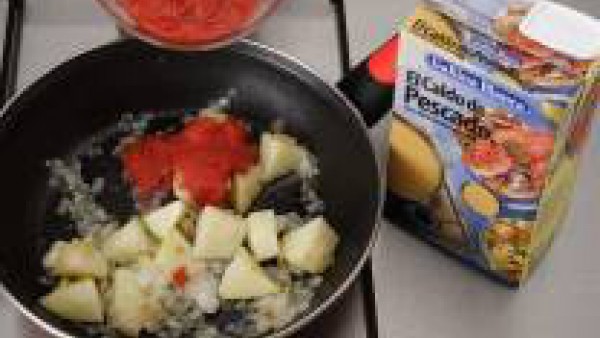 Pocha la cebolla en una cazuela con un poco de aceite. 