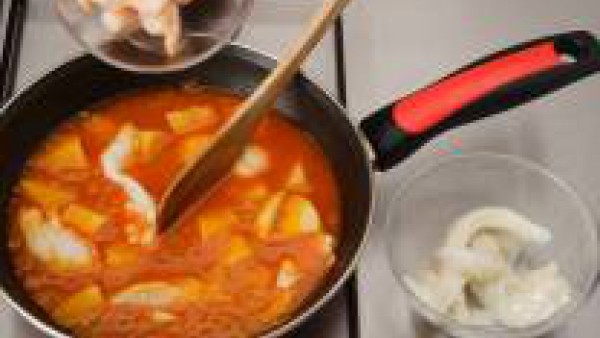 Añade las migas de bacalao y las gambas peladas y deja que se cocinen 2 ó 3 minutos.