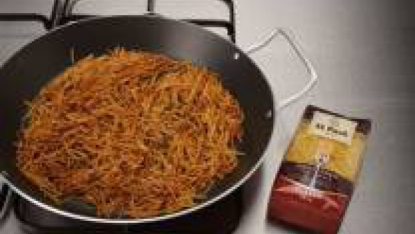 Rehoga los fideos para fideua en aceite, escurre y reserva. Pon a cocer los mejillones al vapor.
