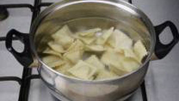 Pon a hervir los ravioli con la pastilla de Avecrem Caldo de Pollo 