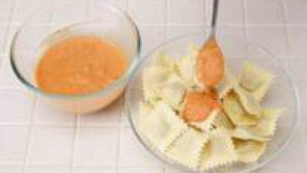 Sirve los raviolis con un par de cucharadas de salsa.