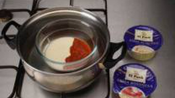 Calienta la salsa de queso como indique en su envase y mézclala con la bolognesa.