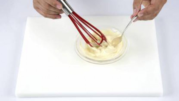 Antes de servir, mezcla la salsa mayonesa con 3 cucharadas de jugo de la piña hasta obtener una salsa homogénea. Mézclalo con el resto de ingredientes y sirve la ensalada inmediatamente.