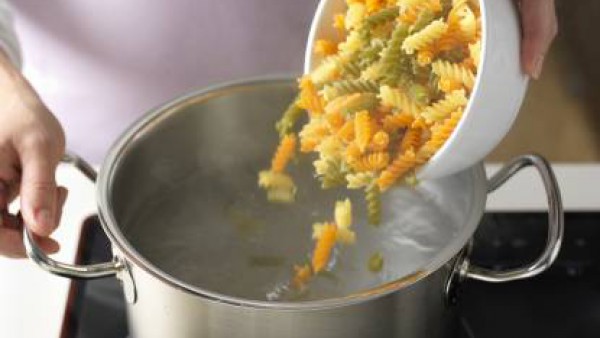 Hierve la pasta con agua, un poquito de aceite de oliva y la pastilla de Avecrem Caldo de Pollo -30% de Sal. Una vez hecha, escúrrela y resérvala para que se enfríe. 