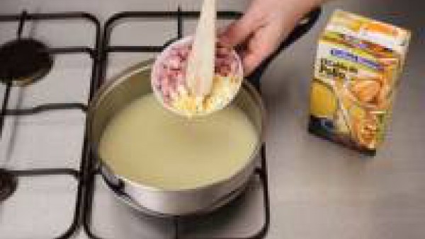 Corta el jamón a taquitos pequeños y reserva.  Cuando el caldo esté caliente, añade el huevo picadito y el jamón. Servir.