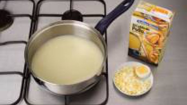 Mientras se calienta el Caldo Casero de Pollo Bajo en Sal 100% Natural Gallina Blanca, pon a hervir en agua el huevo hasta que esté duro. Deja enfriar un poco y pícalo muy pequeñito.