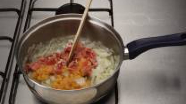 En una cazuela, saltear el sofrito de cebolla con la mantequilla. 