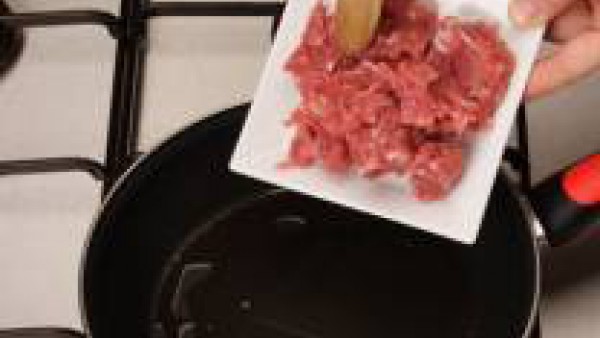 En una cazuela, rehoga los champiñones con la mantequilla durante 10 minutos y añade el apio. Cuando esté blando echa el jerez, espera a que se evapore, y luego incorpora la carne y déjala que cueza d