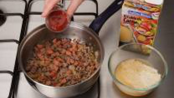 Incorpora el foiegras, el extracto de tomate, la miga de pan y 25 g de queso parmesano.
