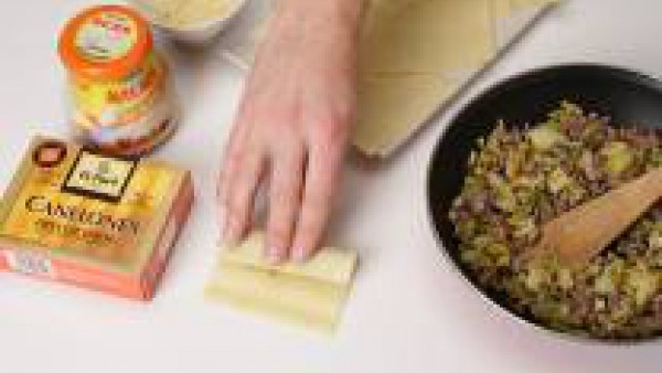 Rellena los canelones El Pavo, previamente remojados y cubrir con Bechamel para gratinar. Espolvorea con queso rallado y gratina.