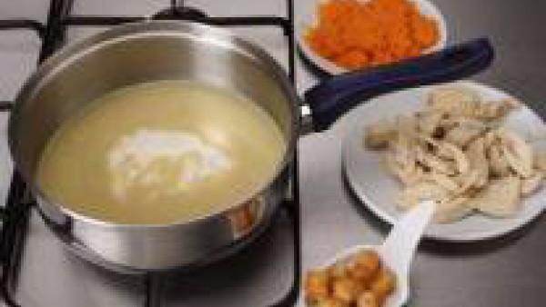 Añade al caldo Mi Salsa Bechamel, el puré de zanahoria y el pollo. Mantenlo un poco más en el fuego sin que hierva. Sirve caliente.