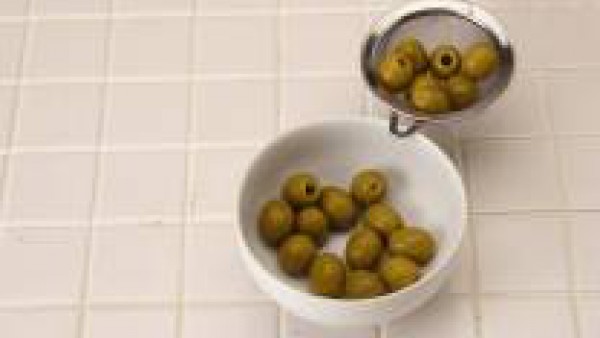 Escurre las aceitunas, bate el huevo y moja con él las aceitunas.