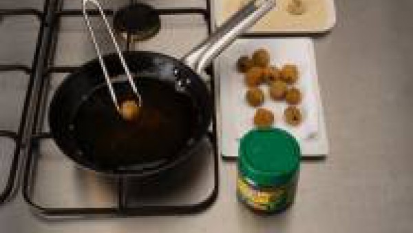 Fríe en aceite moderado, 170ºc y escurre en papel absorbente. Se puede espolvorear con una pizca de Avecrem Caldo de Pollo