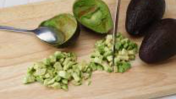 Vaciar los aguacates.