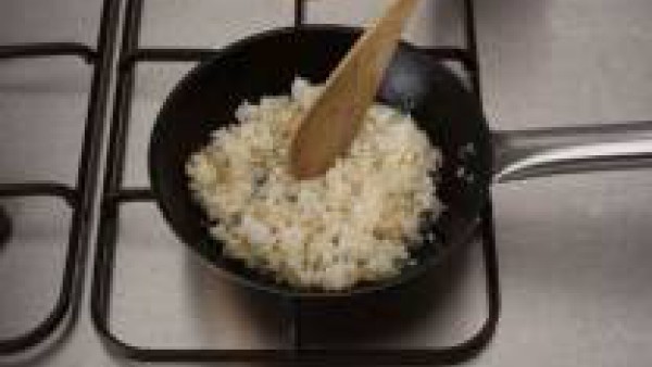 Cuando el arroz esté listo y bien escurrido, añádelo a la sartén y deja a fuego lento removiéndolo constantemente pero sin partir demasiado el arroz. Cuando veas que el arroz está doradito (pero no mu