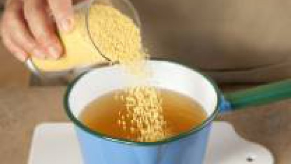 Añade los champiñones fritos y deja hervir 1 minuto. Seguidamente, aparta el cazo del fuego y añade el vaso de cuscús. Mezcla, tapa y deja reposar 15 minutos para que absorba el caldo.