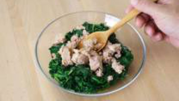 Mezcla las espinacas con el atún escurrido, rellena el hojaldre y coloca por encima los huevos duros cortados en rodajas. Prepara Mi Salsa Bechamel con la leche, siguiendo las instrucciones del sobre 