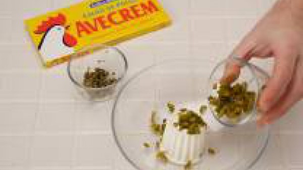 Rellena el hueco que ha quedado al extraer las yemas con la pasta del paso anterior. A continuación, reboza las mitades rellenas, primero en harina y después en huevo batido. Fríelas.