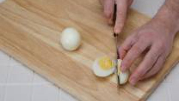 Corta los huevos cocidos por la mitad y se extrae las yemas. Mezcla las yemas y las 2 latas de atún con la mayonesa, hasta formar una pasta.