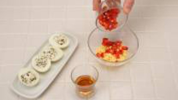 Pocha la cebolla y los dientes de ajo en aceite. Añade un poquito de harina y una pizca de Avecrem 100% Natural 8 Verduras. Tritúralo todo en la batidora y añádele un poquito de agua y la hoja de laur