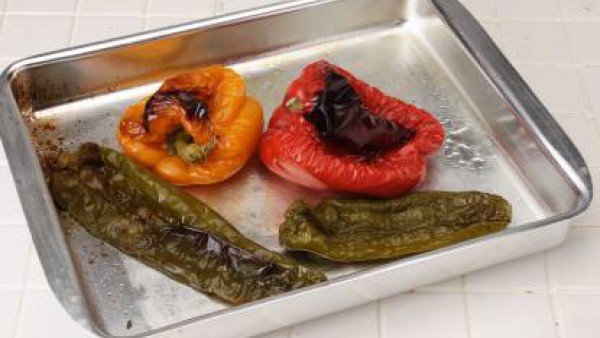 Para empezar asa en el horno el pimiento, el calabacín, la berenjena y los champiñones.