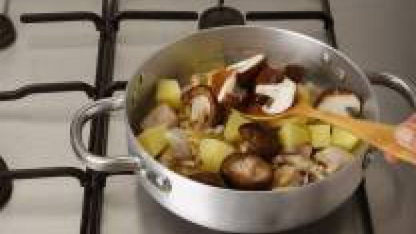 También incorpora las setas limpias y troceadas. Rehoga unos minutos, moja con el vino, cubre con un vaso de agua y deja cocer hasta que todo este tierno (unos 20 minutos a fuego lento).