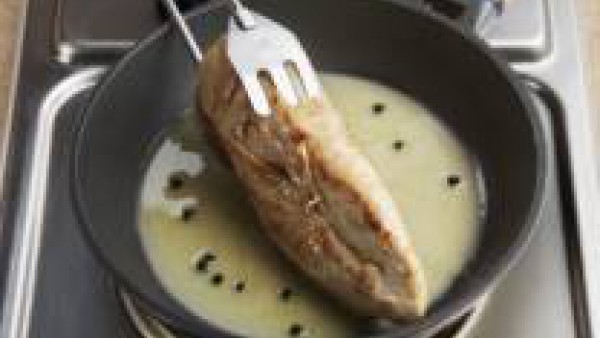 Añade entonces con cuidado el vinagre. Liga toda la salsa e incorpora las pechugas a la salsa para que cojan el sabor de ésta. Sírvelas calientes.
