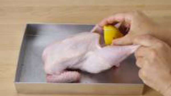 Precalienta el horno. Limpia y vacía el pollo, introduce en su interior un limón entero al que se le habrá hecho 4 cortes. Añade también las 2 pastillas de Avecrem Caldo de Pollo troceadas.