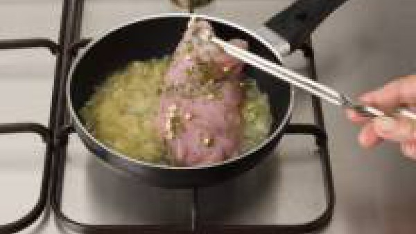 En una sartén con aceite pon el sofrito de cebolla y aún sin dorar añade los filetes. Deja que se hagan al gusto. Retira los filetes y deja la cebolla; vierte la copa de oloroso y deja reducir. Sirve 