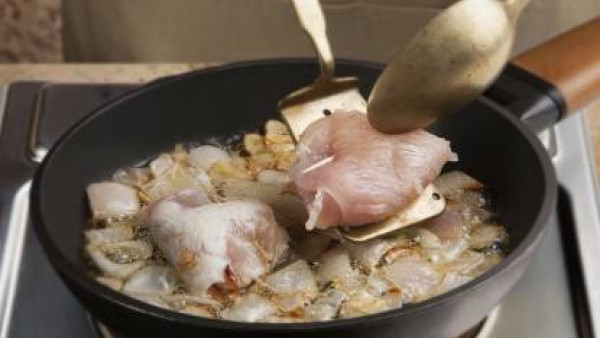 Pica la cebolla y los dientes de ajo muy pequeños y dóralos en una sartén con un chorro de aceite de oliva hasta que tomen color. En ese momento, incorpora las pechugas a la sartén para que se cuezan.